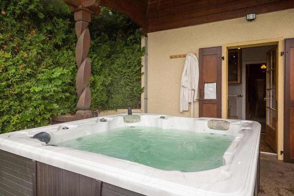 Chalet Traditionnel Avec Jacuzzi Exterieur Bex Exterior photo